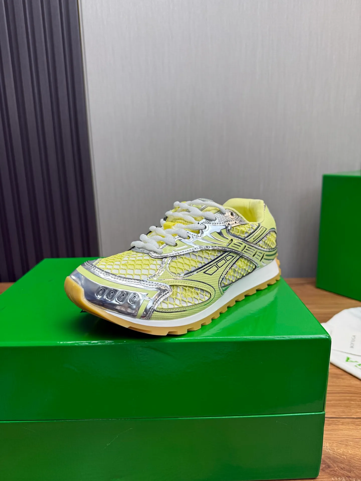 Men's men's shoes 💰620💰 BV top version 𝘽𝙊𝙏𝙏𝙀𝙂𝘼 𝙑𝙀𝙉𝙀𝙏𝘼 Orbit sneakers Wang Yibo same style couple style dad shoes 🩷💚 Runner sneakers, made of lightweight technical mesh fabric. Features a geometric patterned rubber outsole. Pay attention to the package craftsmanship ❕ High version shipping ❗️ Very nice, durable to play with and durable to make ✔️ Standard version 💯💯 The outsole is made of color-blocked TPU outsole. Women’s model 35-41 (40 41 customized) Men’s model 39-46 (45.46 customized) Equipped with original packaging